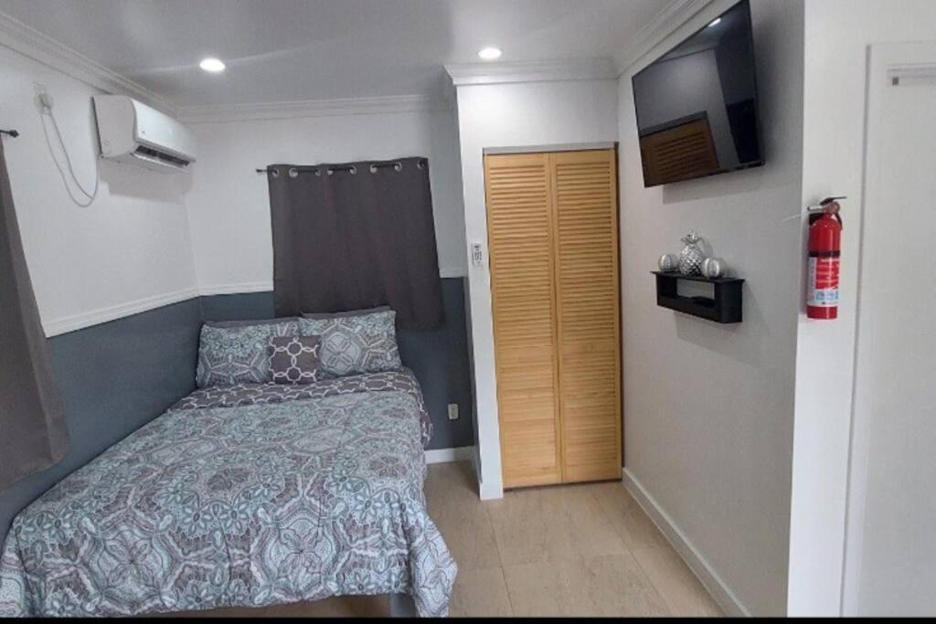 Budget & Basic In Local Neighborhood, 7Min Drive To Downtown Nassau Beach Paradise Apartment Bagian luar foto