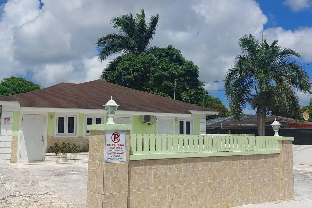 Budget & Basic In Local Neighborhood, 7Min Drive To Downtown Nassau Beach Paradise Apartment Bagian luar foto