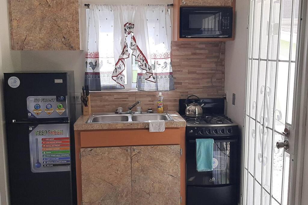 Budget & Basic In Local Neighborhood, 7Min Drive To Downtown Nassau Beach Paradise Apartment Bagian luar foto