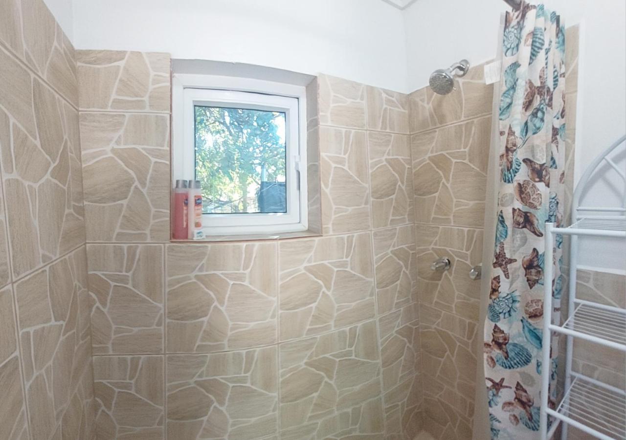 Budget & Basic In Local Neighborhood, 7Min Drive To Downtown Nassau Beach Paradise Apartment Bagian luar foto